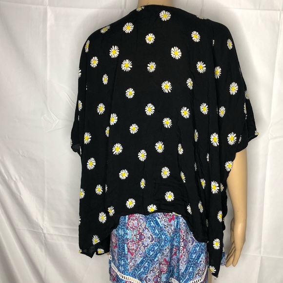 Brandy Melville Floral Daisy Print Black Kimono - Picture 7 of 8